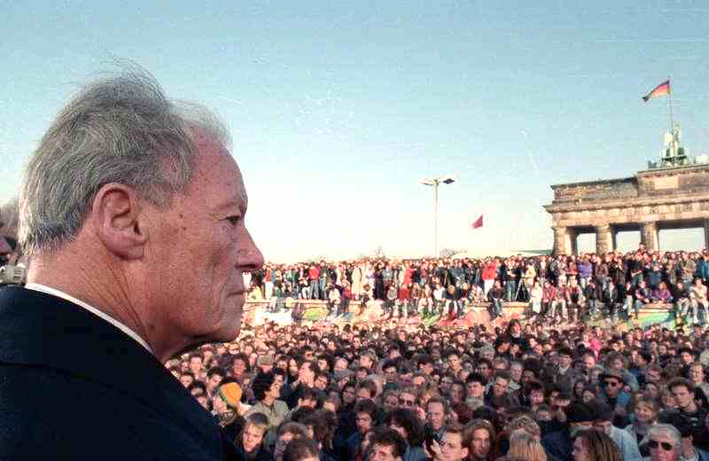 L'8 ottobre 1992 muore Willy Brandt, ex cancelliere della Germania Ovest, ritratto in questa foto il 10 novembre 1989 alla grande manifestazione per la caduta del muro di Berlino.