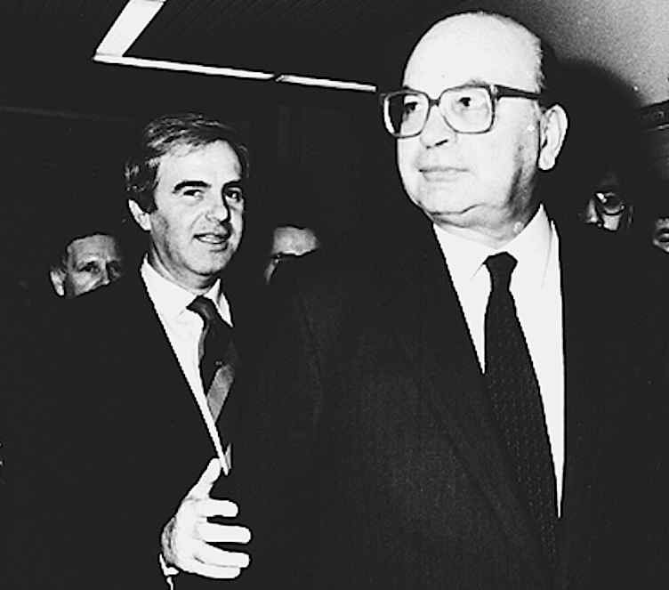 Mario Chiesa, che fece scoppiare le indagini di Mani pulite, con il suo patrono politico Bettino Craxi.