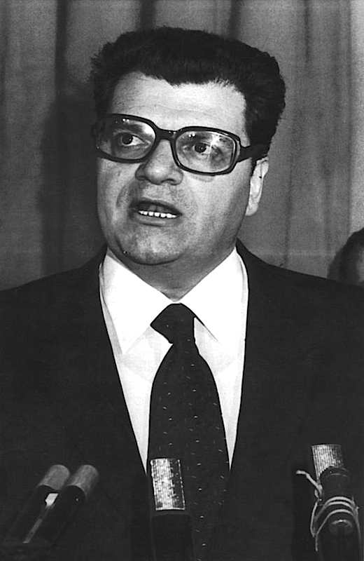 Pietro Longo, ex segretario del Psdi, il 30 aprile 1992 viene condannato definitivamente a 2 anni e sei mesi per uno scandalo di tangenti. Passerà solo 5 mesi in carcere, quindi verrà affidato ai servizi sociali.