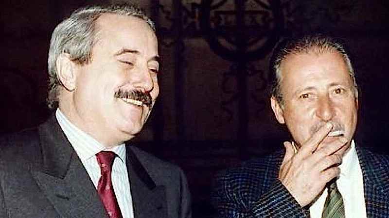 Giovanni Falcone (a sinistra) e Paolo Borsellino, magistrati simbolo della lotta alla mafia e da essa uccisi.