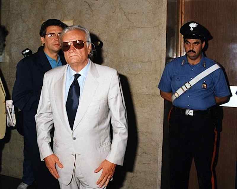 Bruno Contrada, funzionario della Questura di Palermo e del Sisde, viene arrestato per associazione mafiosa il 24 dicembre 1992.