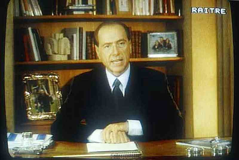 Berlusconi nel videomessaggio del 26 gennaio 1994, in cui dichiara la sua "discesa in campo".