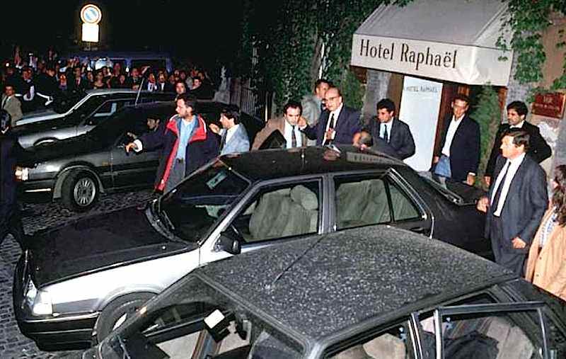Il 30 aprile 1993 Bettino Craxi viene fatto oggetto di un fitto lancio di monetine all'uscita dall'hotel Raphael, sua residenza romana.